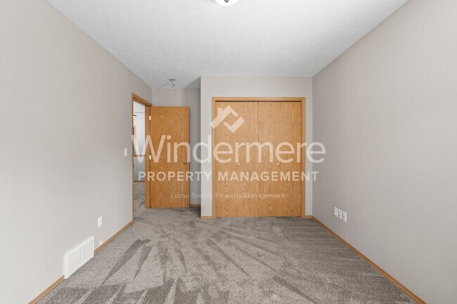 Building Photo - 3 Bedroom 2.5 Bath Home In Eagle Ridge