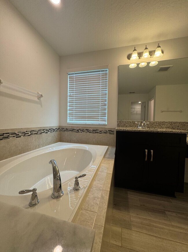 Building Photo - Spacious 5-Bedroom Riverview Home