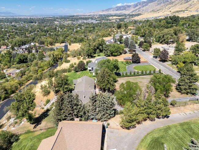 Building Photo - 531 Edgehill Dr
