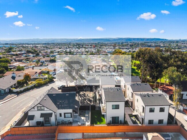 Building Photo - 832 Desty St