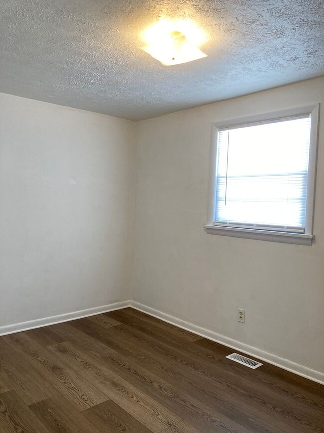 Building Photo - ALL Brick ** 1-level ** Corner Lot
