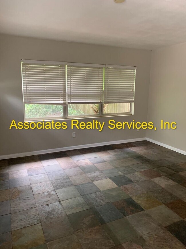 Building Photo - 3 Bedroom, 1 1/2 bath house available in A...