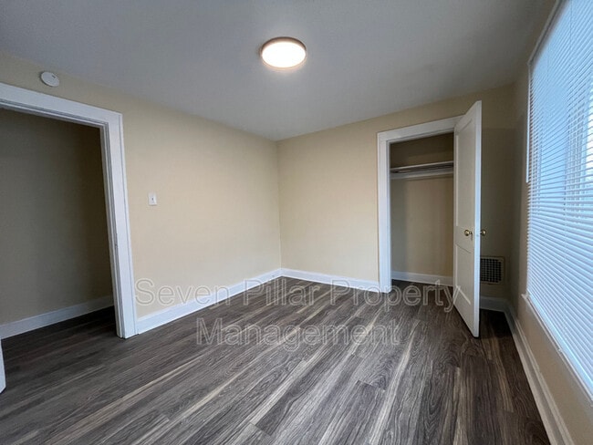 Building Photo - 1042 E 16th Ave