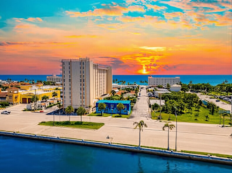 Building Photo - 809 S Ocean Dr