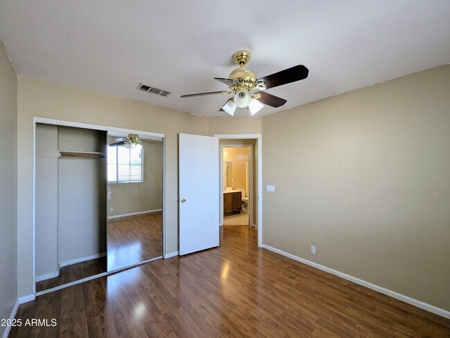 Building Photo - 8861 W Paradise Dr
