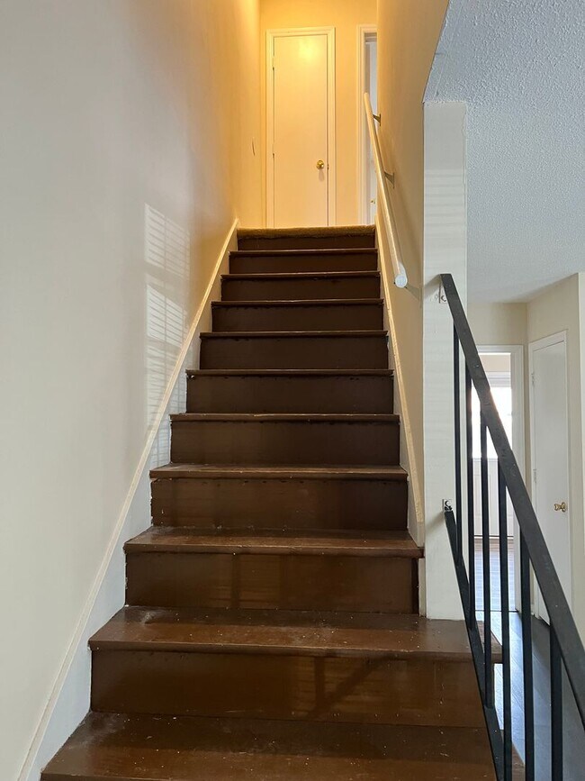 Building Photo - 2 Br 1 1/2 Bath Townhome