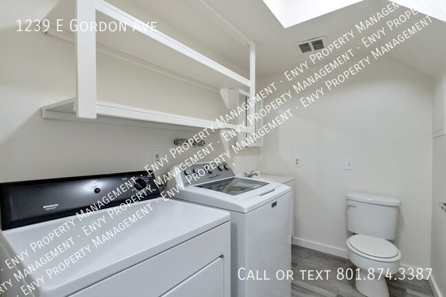 Building Photo - Cozy 2 Bed, 1 Bath Pet-Friendly Home with ...