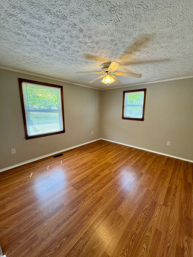 Building Photo - Move-in Ready!