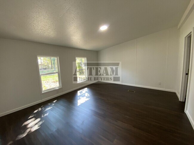 Building Photo - Fully Remodeled 3 Bed 2 Bath on Large lot.