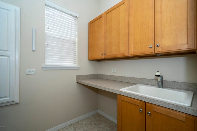 Building Photo - 3668 Windmoor Dr