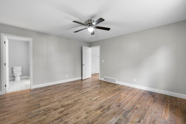 Building Photo - 424/426 E. Deerwood Dr