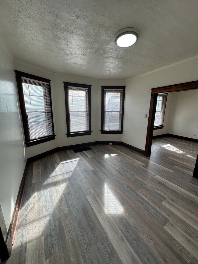 Building Photo - AJE1461