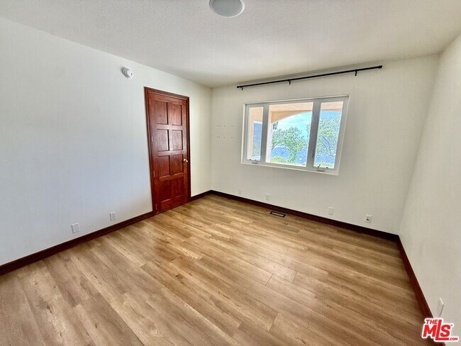 Building Photo - 10827 Pacific View Dr