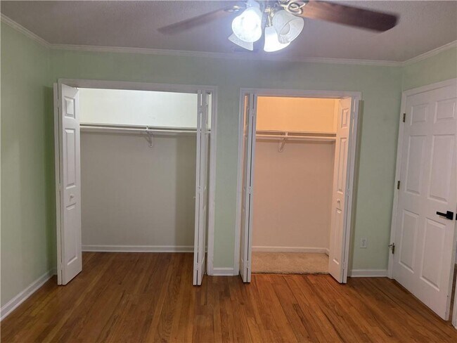 Building Photo - 2222 Parkwood Dr