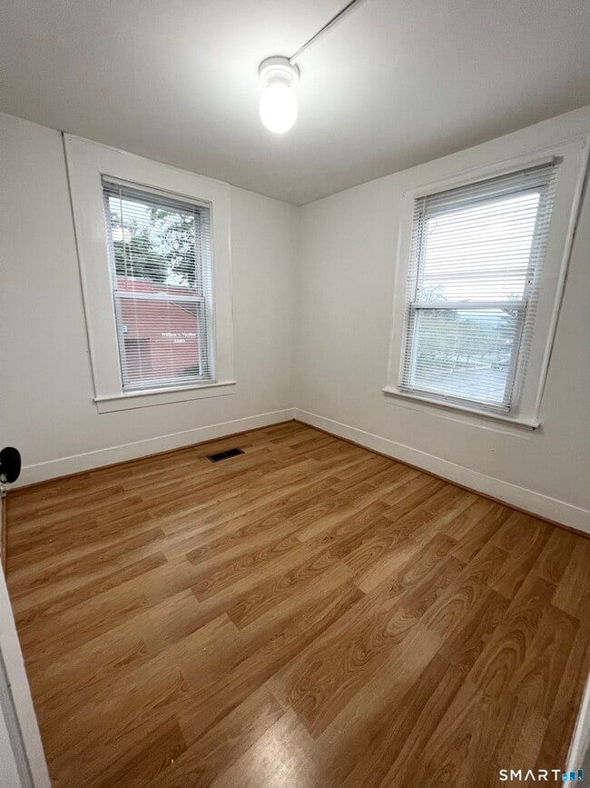 Building Photo - 143 William St