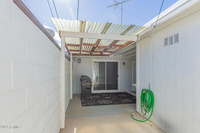 Building Photo - 10612 W Oakmont Dr
