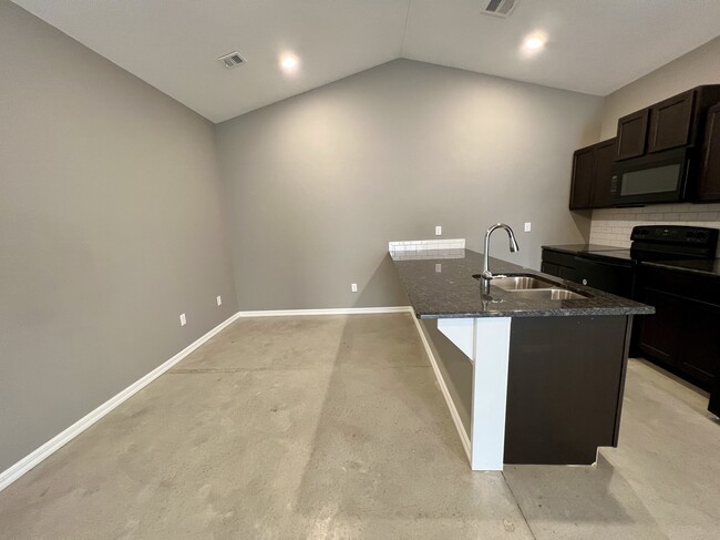Building Photo - 4801 N Hillside Ct