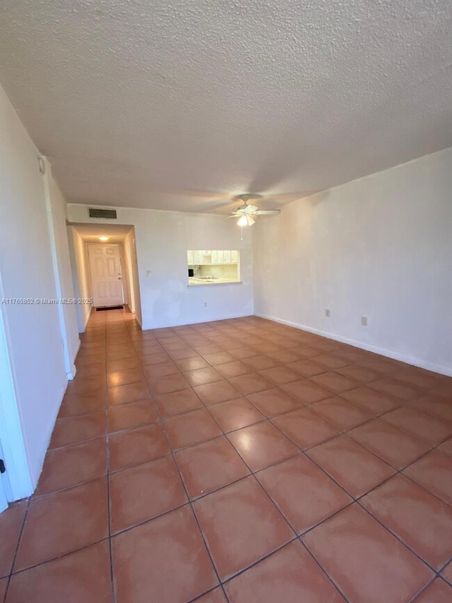 Building Photo - 10000 NW 80th Ct