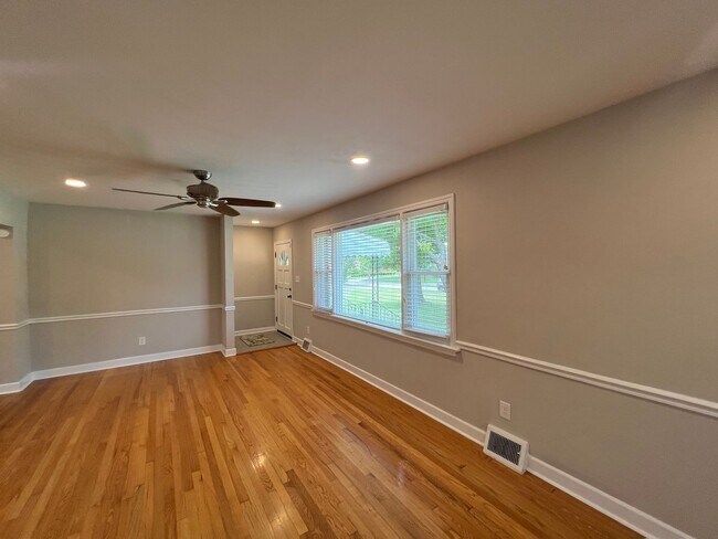 Building Photo - Updated and Spacious ranch in CAMELLIA ACRES