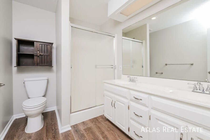 Building Photo - 8608 NE 111th St