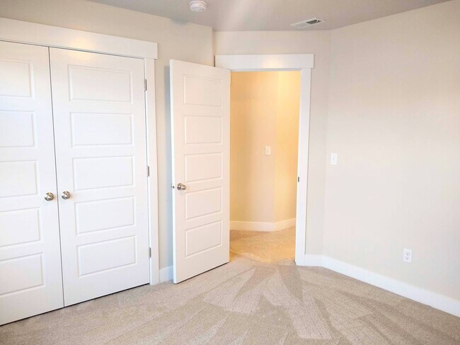 Building Photo - Bluffdale Townhouse Rental in Bringhurst S...