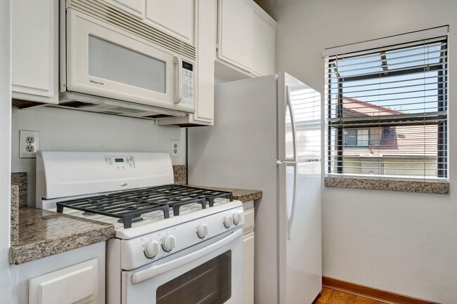 Building Photo - Thousand Oaks- Three Bedroom Condo