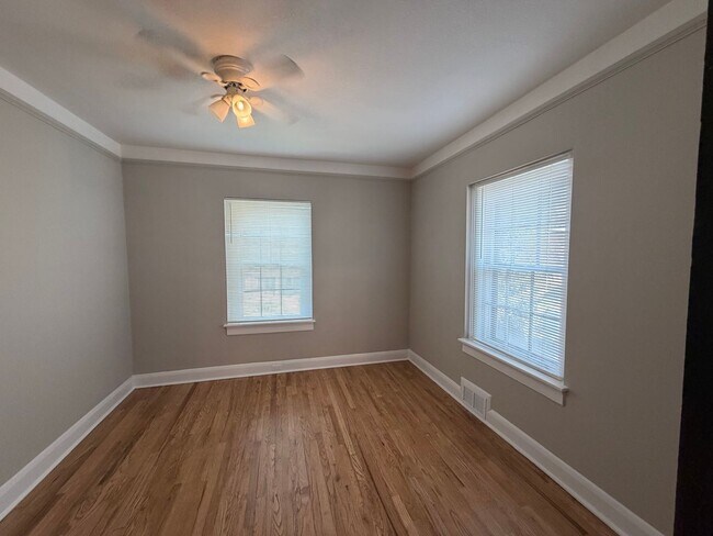 Building Photo - 432 E Lytle St