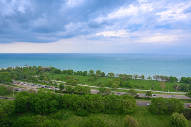 Building Photo - 5445 N Sheridan Rd