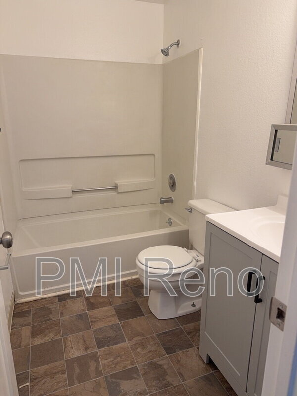 Building Photo - 1424 E 9th St