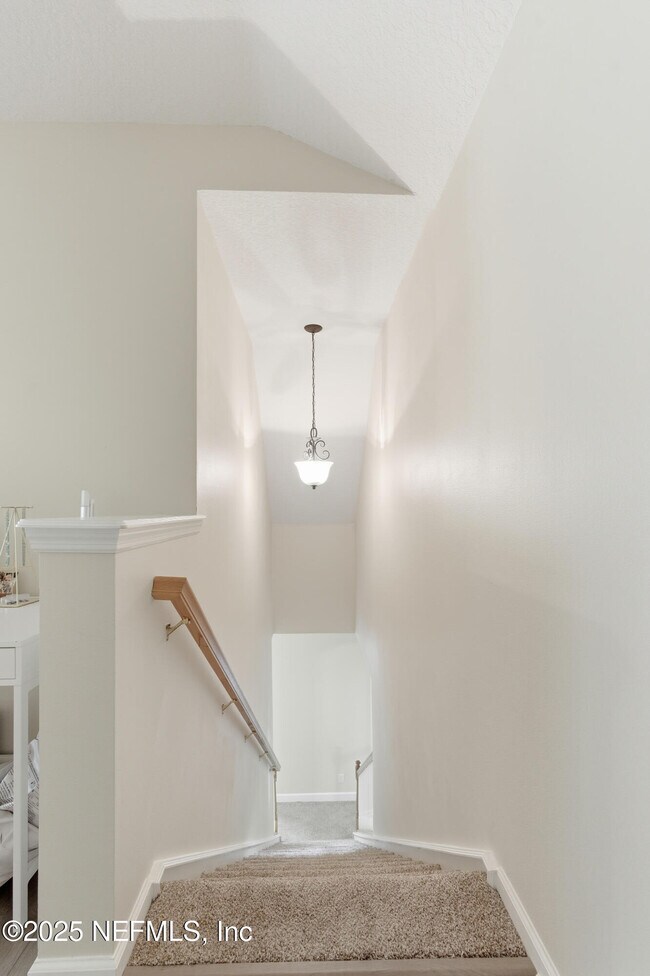 Building Photo - 9 Creek Side Dr