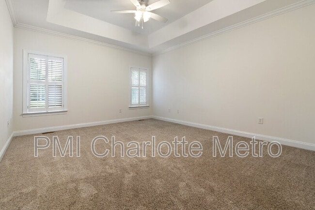 Building Photo - 5916 Meadowmere Dr
