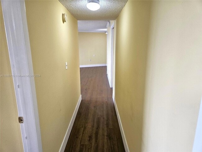 Building Photo - 13951 Kendale Lakes Cir