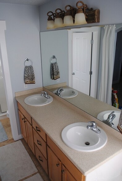 Building Photo - 9735 Bluffside Dr