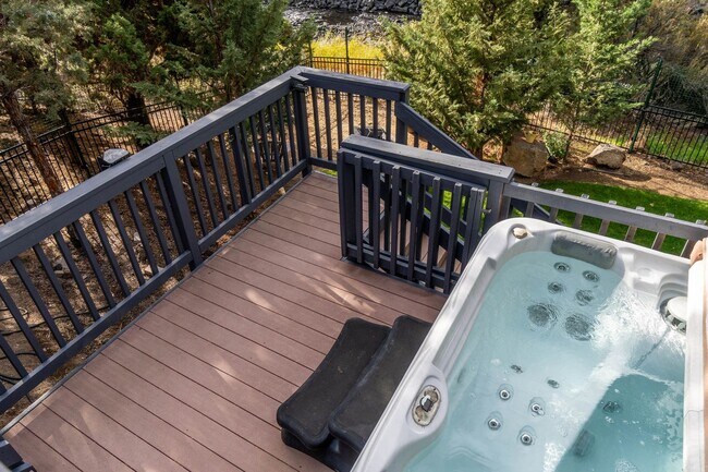 Building Photo - Large spectacular home with all the bells and whistles