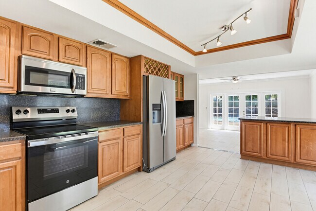 Building Photo - 6 Baywood Dr