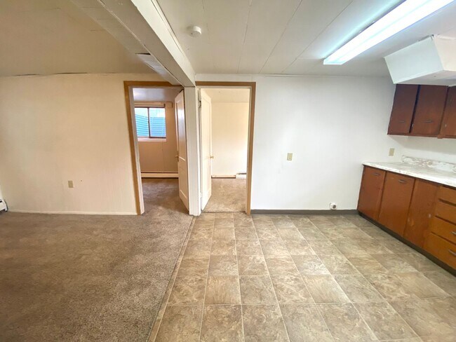 Building Photo - 4 Bed 2 Bath Home!