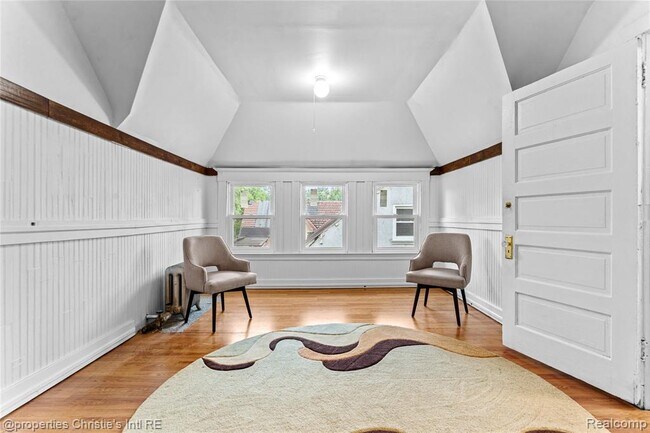 Building Photo - 2405 3rd Ave