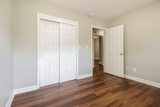 Building Photo - 305 Maple Dr