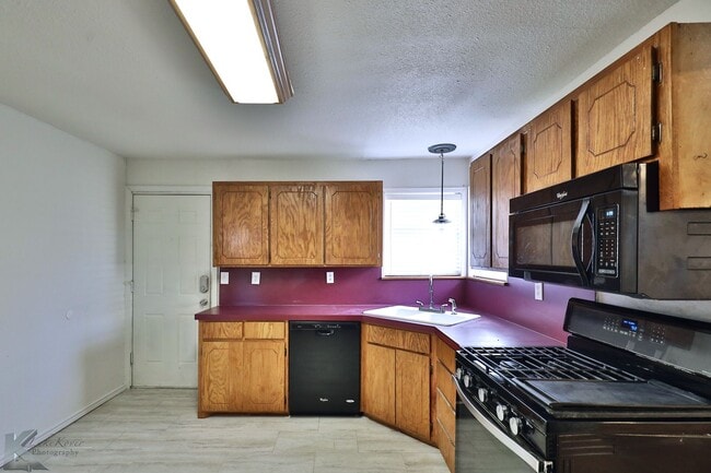Building Photo - 3 BEDROOM,  Kitchen appliances, NEW INTERIOR PAINT! 6 MONTH LEASE AVAILABLE!
