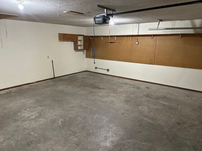 Building Photo - Available 7/1!  Spacious 3 Bedroom, 2 Full Bathroom Rogers Home in Quiet Neighborhood