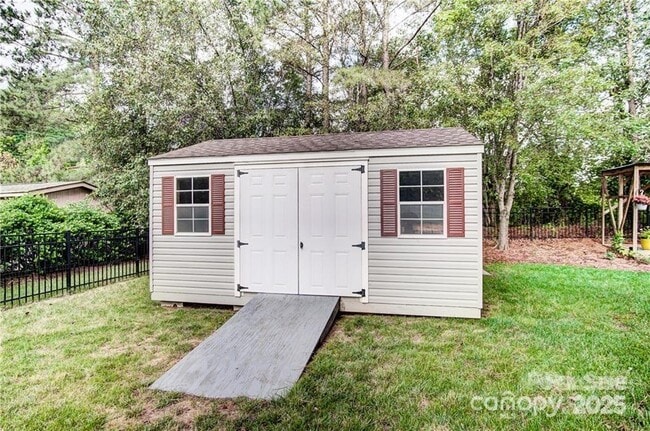 Building Photo - 8005 Weddington Downs Dr