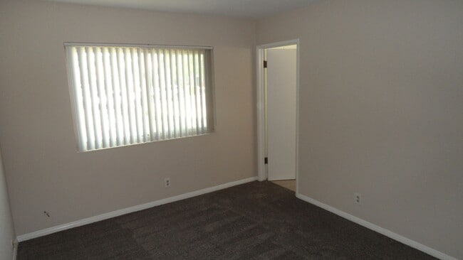 Building Photo - Spacious 6 Bedroom, 3 Bathroom, Single Fam...