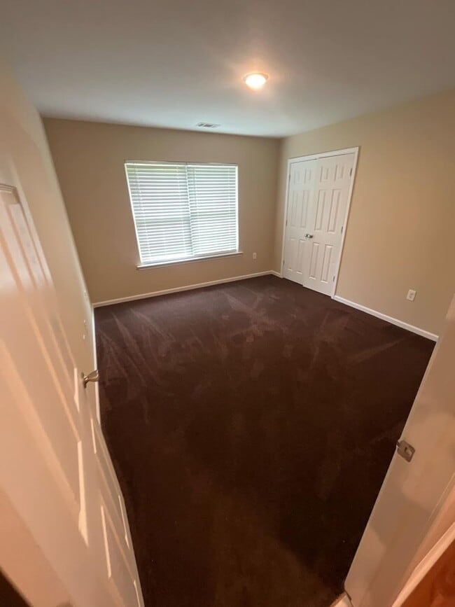 Building Photo - 3 Bed 2 Bath Apartment