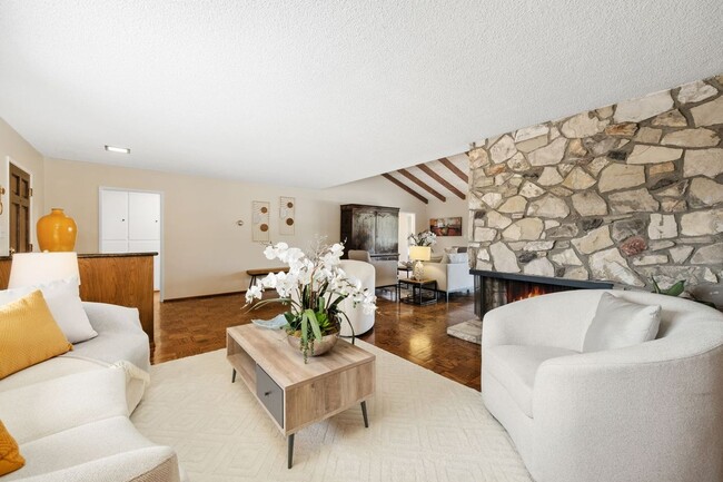 Building Photo - Mid-Century modern 3bd 2ba home located in...