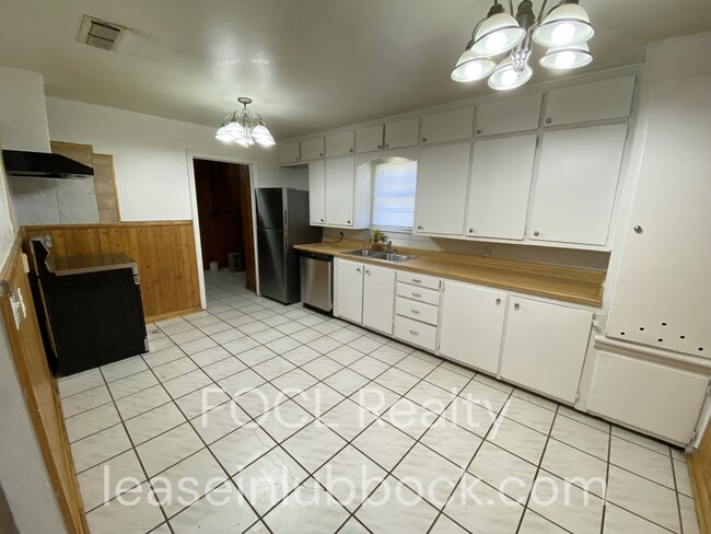 Building Photo - 3 bedroom, 1 bath in Medical District