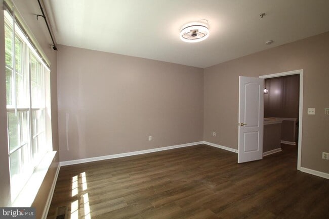 Building Photo - 622 Tailgate Terrace