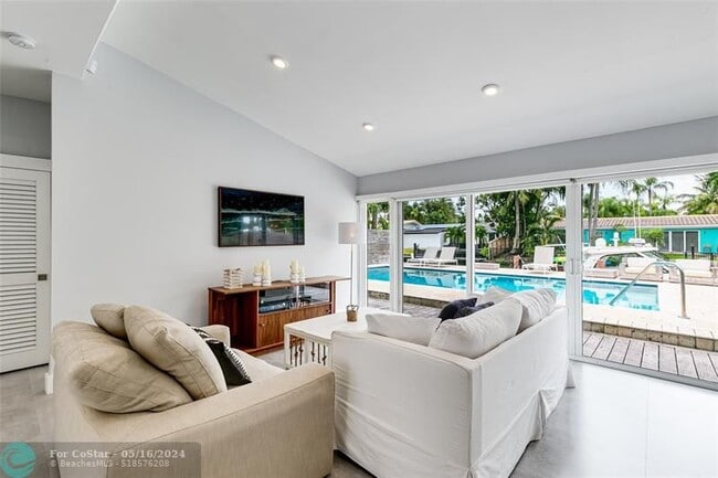 Building Photo - 1704 SW 4th Ct