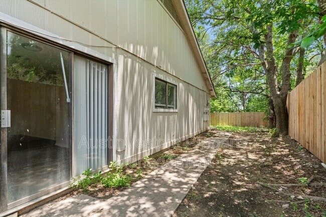 Building Photo - 11411 Walnut Ridge Dr