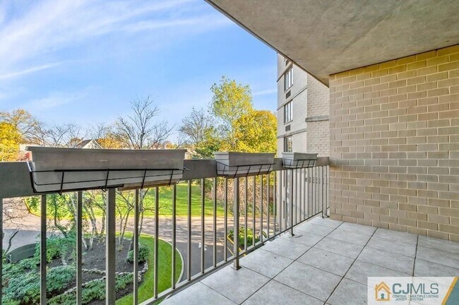 Building Photo - 30 S Adelaide Ave