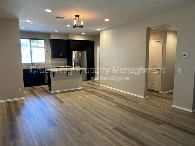 Building Photo - 609 Savi Dr